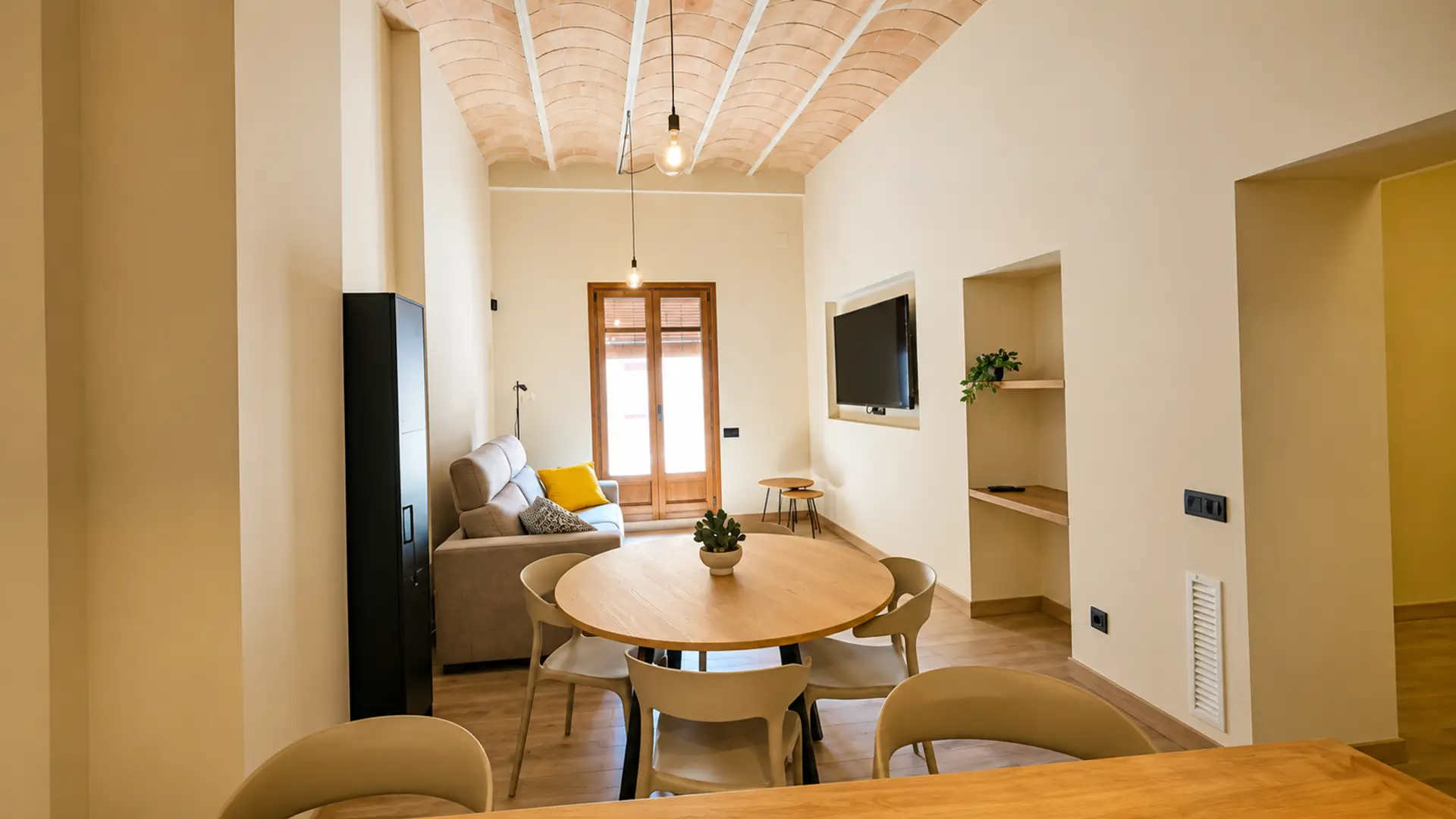 Interior de l'apartament Avellana Gironell amb menjador i saló