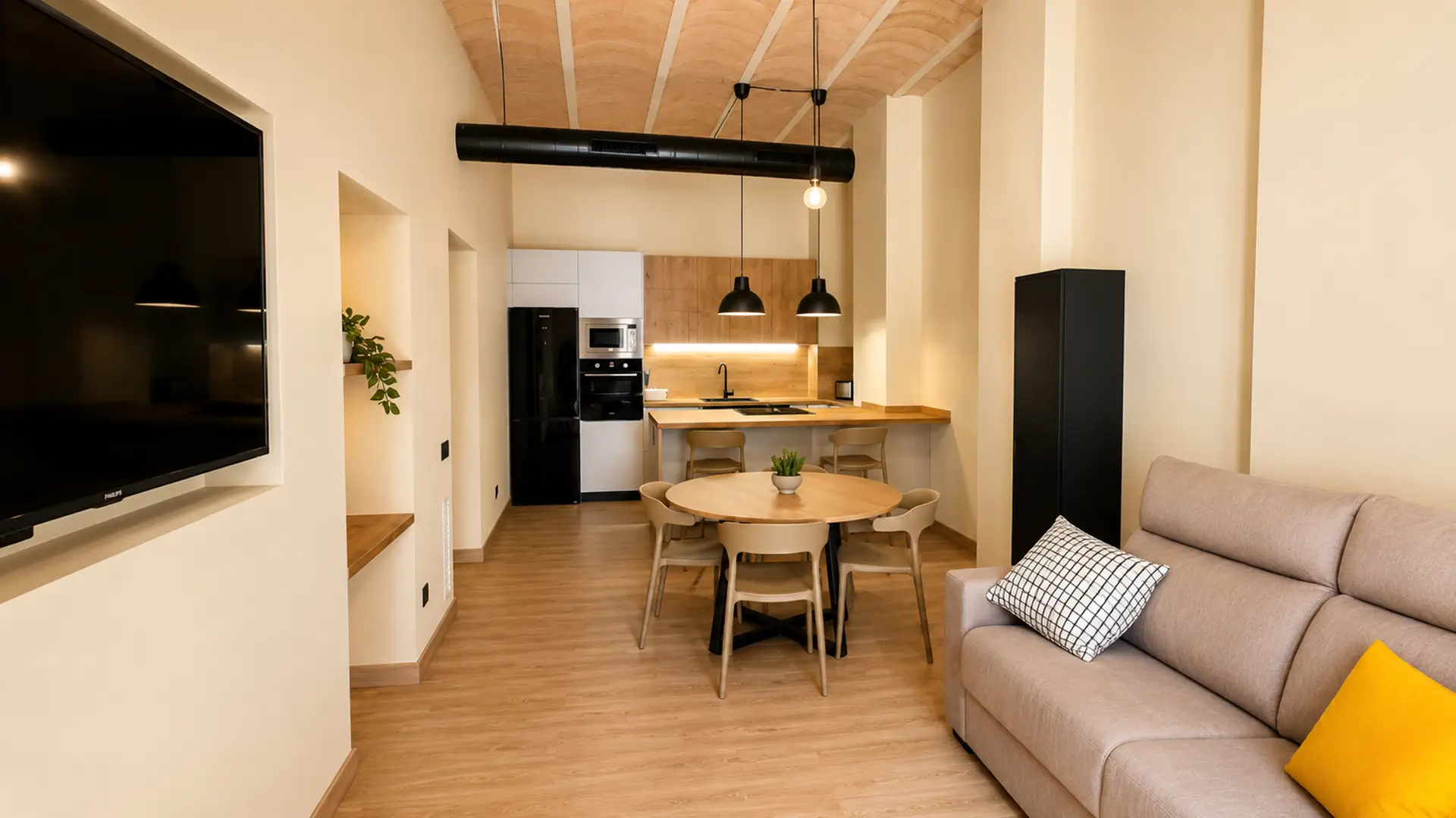 Saló, menjador i cuina de l'apartament Avellana Gironell