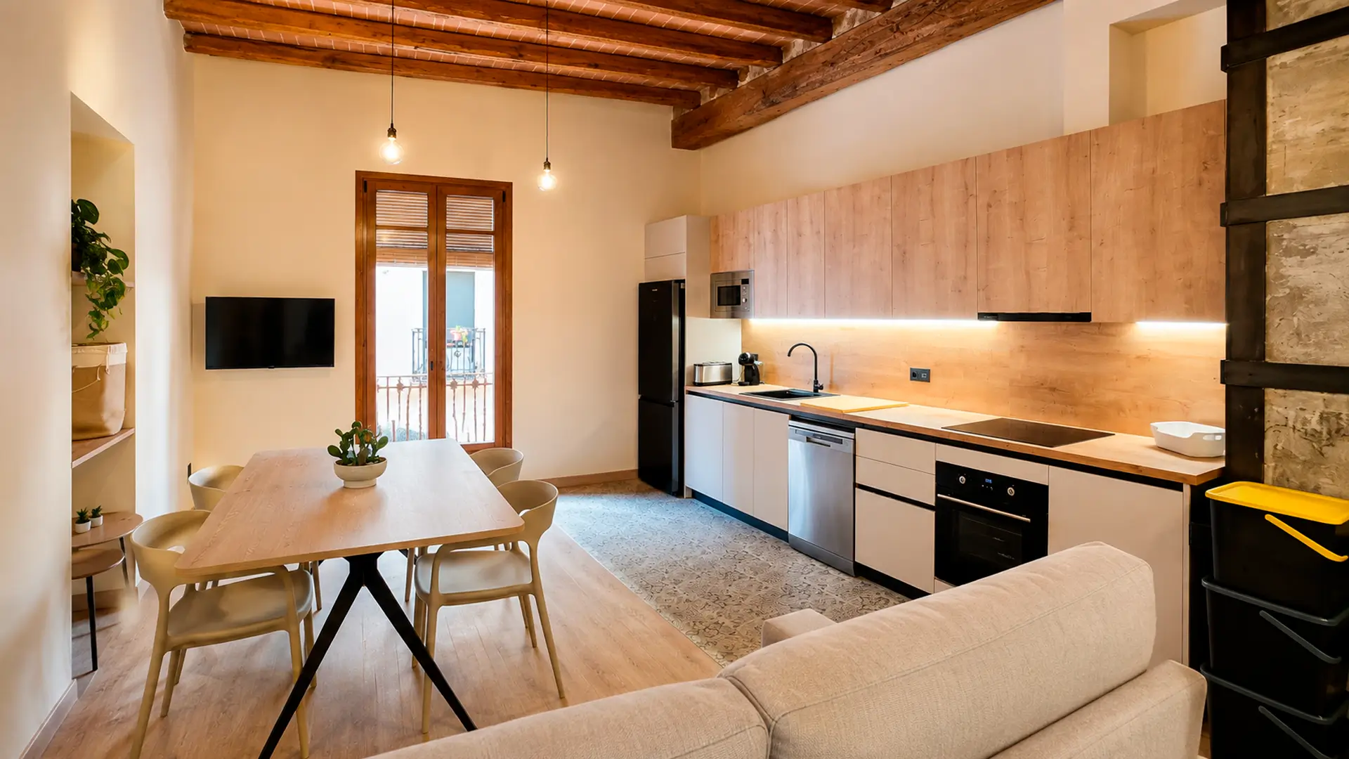Interior de l'apartament Avellana Negreta amb saló, menjador i cuina
