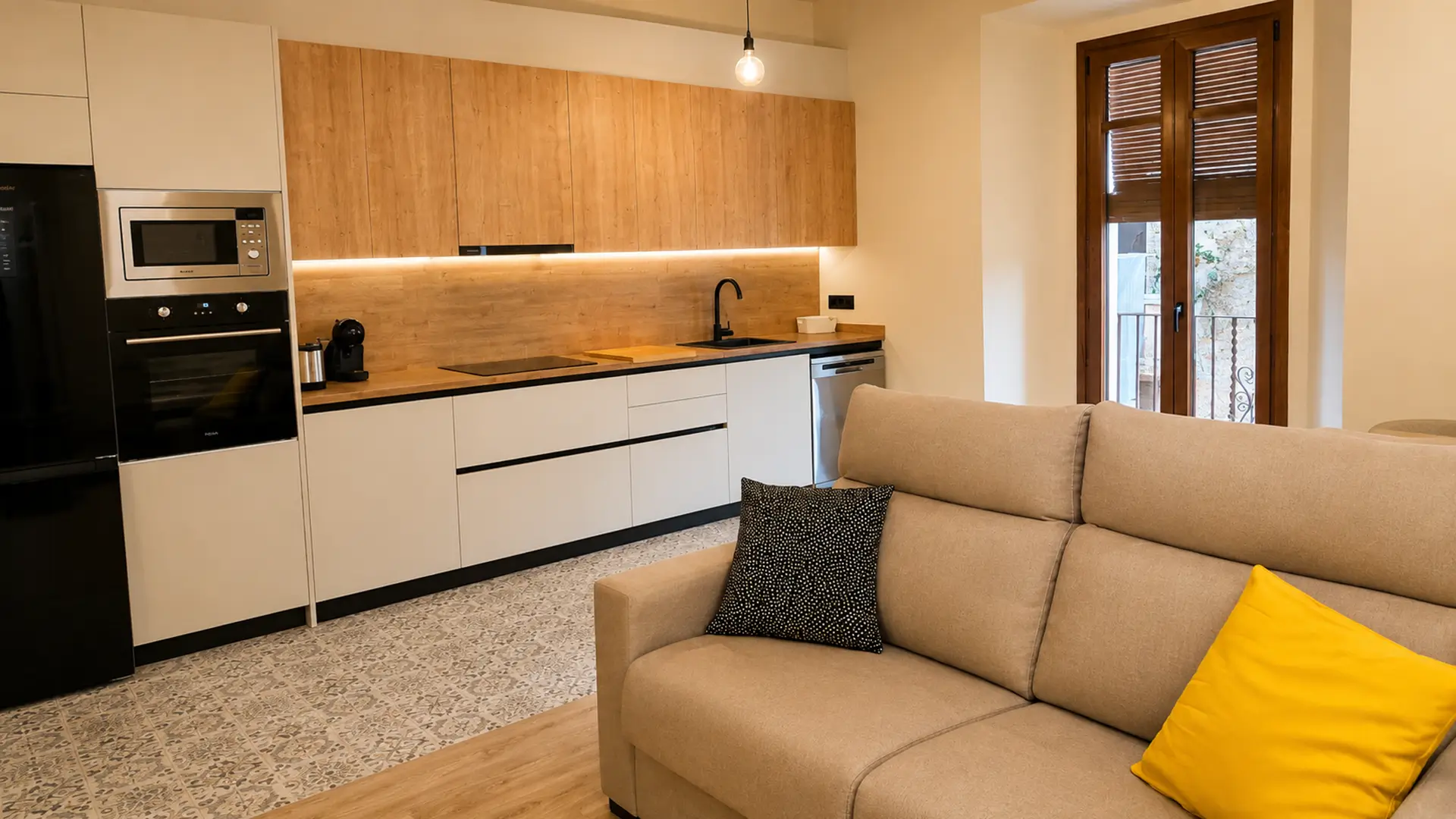 Cuina i saló de l'apartament Avellana Tonda
