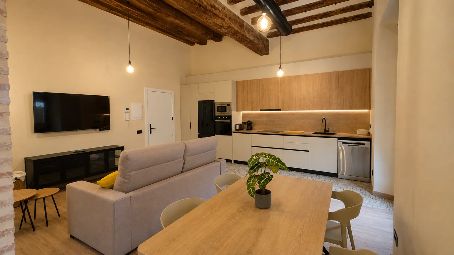 Interior de l'apartament Avellana Tonda amb cuina, menjador i saló